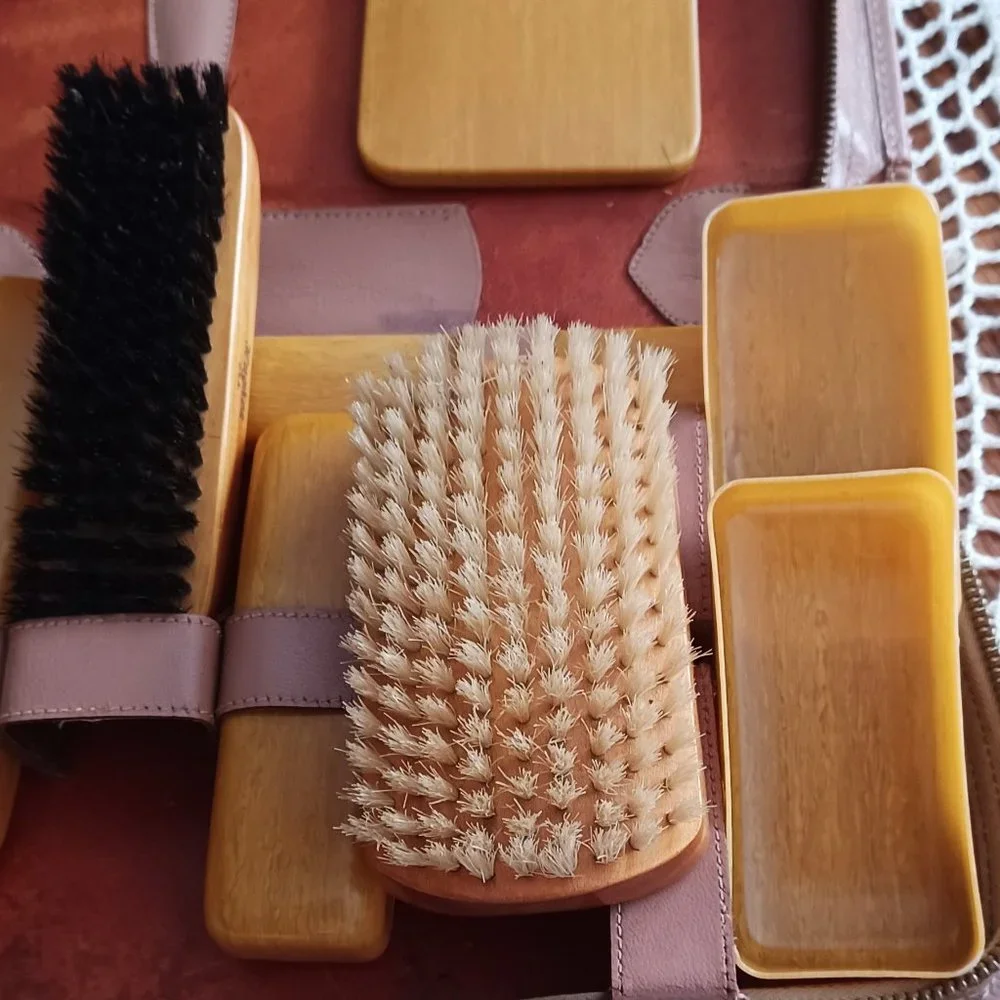 VINTAGE  MEN'S CELLULOID TRAVEL  GROOMING KIT in  GENUINE GOAT LEATHER CASE